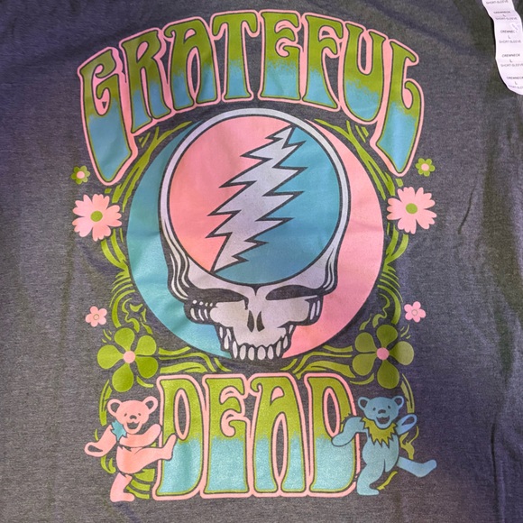 NWT-Grateful Dead Graphic T-Shirt - Gray
Classic graphic logo, stunning colors - Picture 6 of 10